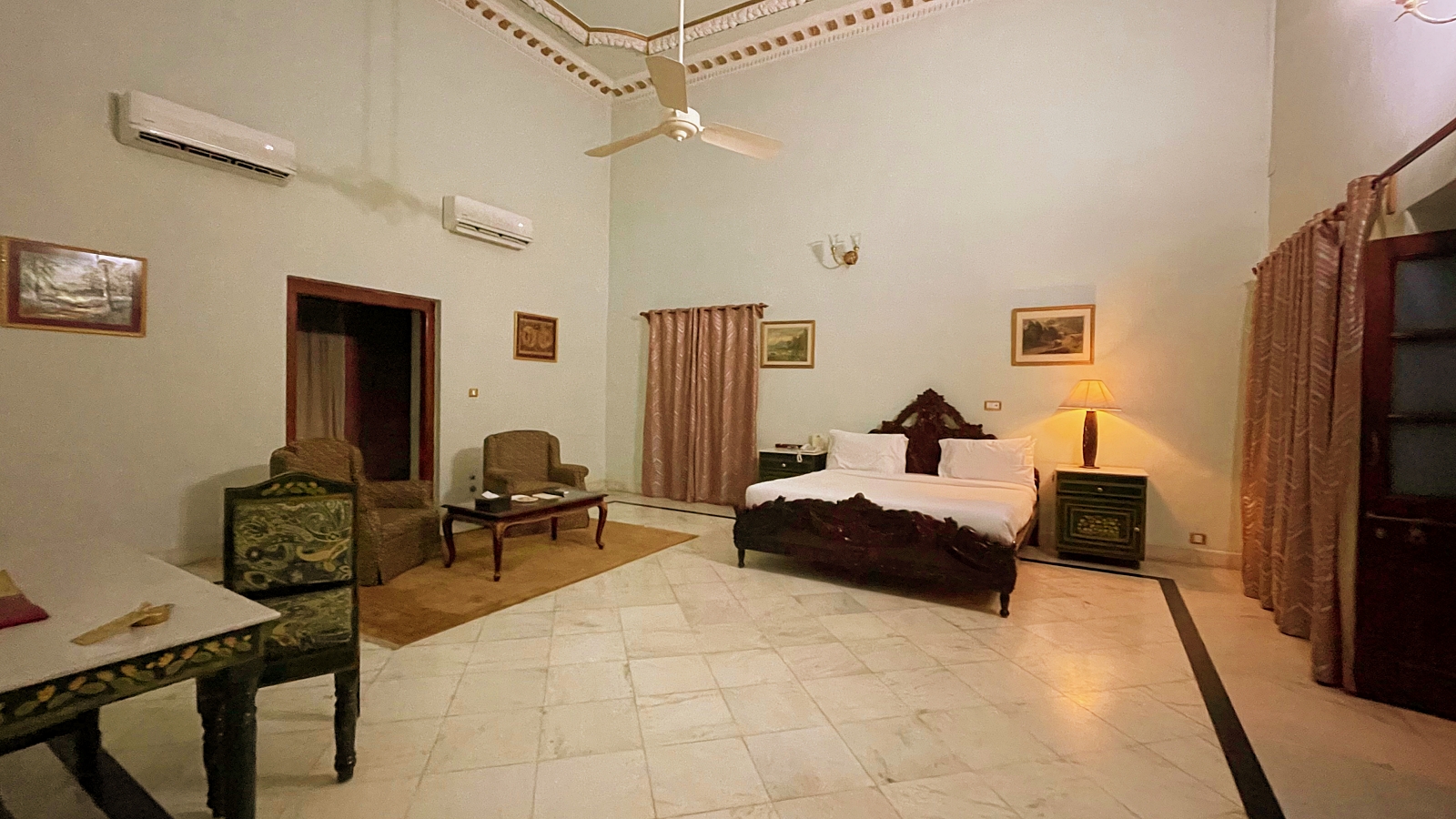 Laxmi Niwas Palace Deluxe Room