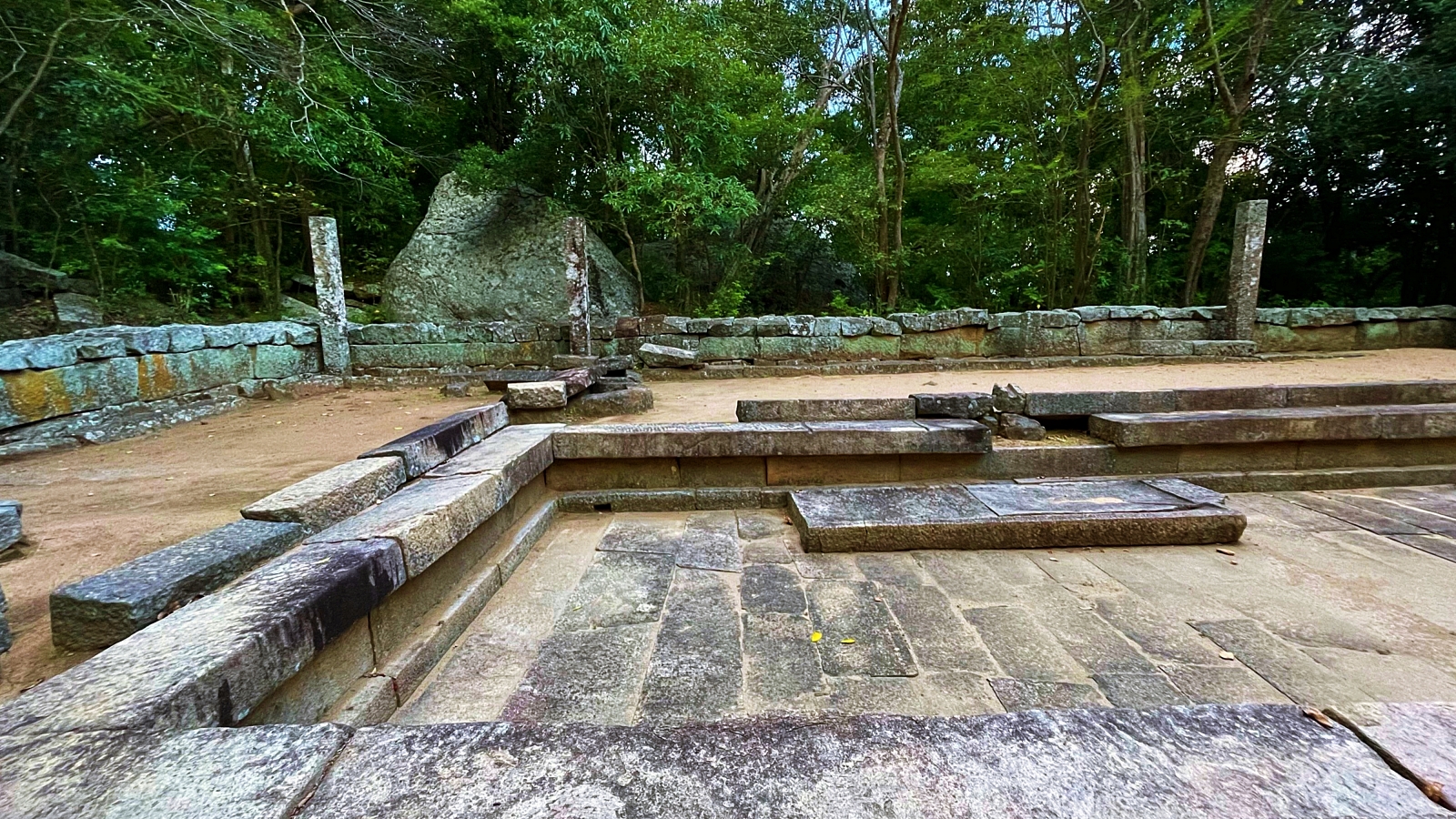 Ritigala Janthagara stone structure