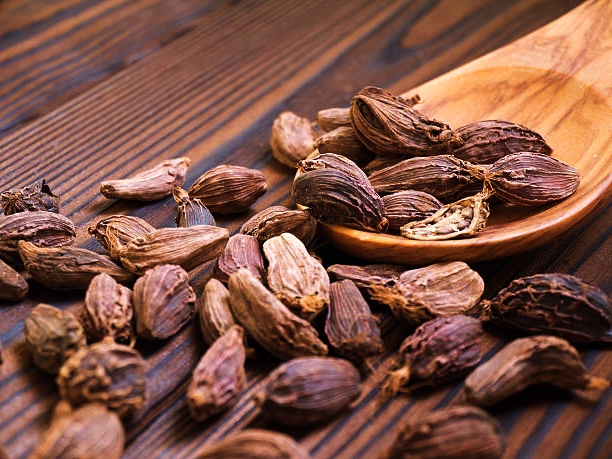 What is Black Cardamom and How to use it?